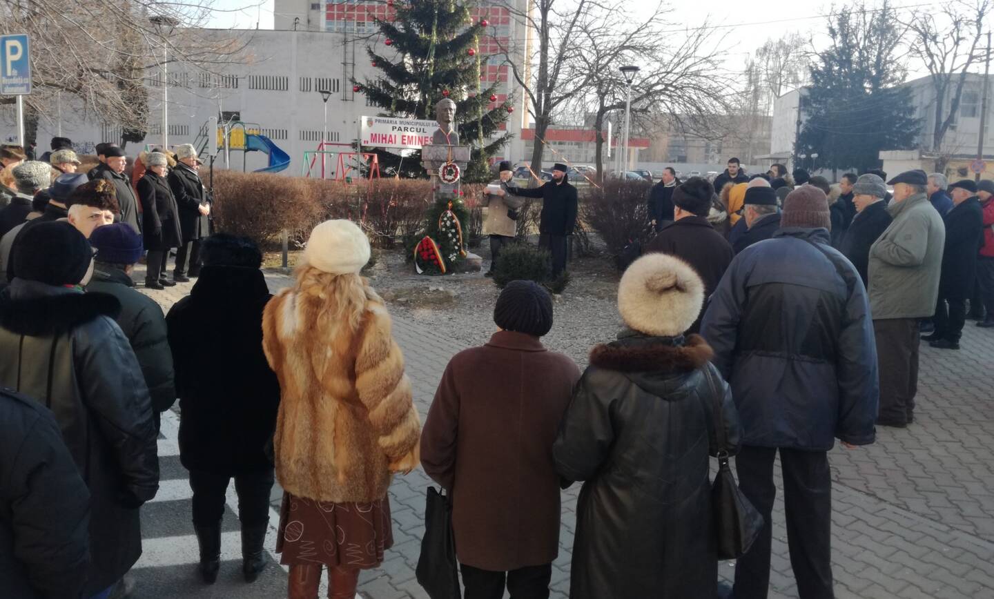 Ziua Culturii sărbătorită la Săcele în fața singurei statui a Poetului M. Eminescu din județul Brașov.